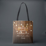 Tote Bag Mariage campagnard rustique en bois de grange Merc<br><div class="desc">Merci à vos invités de mariage en dehors de la ville avec ce sac fourre-tout personnalisé au design rustique avec des lampes à cordes scintillantes posées contre un arrière - plan en bois de grange. Le texte amusant dit "Merci à tous" pour avoir fêté avec nous ! Personnalisez avec 5...</div>