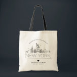 Tote Bag Mariage de New York | Skyline stylisée<br><div class="desc">Un sac fourre-tout mariage unique pour un mariage qui se déroule dans la belle ville/état de New York. Cette fourre-tout présente une illustration stylisée de l'horizon unique de la ville avec son nom en dessous. Ceci est suivi par vos informations de jour de mariage dans un style ouvert assorti.</div>