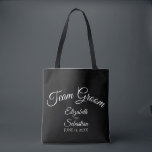 Tote Bag Mariage de salle d'équipe noir et blanc simple<br><div class="desc">Ces sacs fourre-tout de "marié d'équipe" sont conçus comme des faveurs ou des cadeaux pour les futurs mariés, les membres de la famille ou d'autres membres de la fête de mariage. Grand sac de swag à remplir avec des faveurs et des cadeaux. La conception simple comprend du texte en écriture...</div>