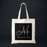 Tote Bag Mariage élégant gris noir de monogramme<br><div class="desc">Sacs fourre-tout élégants à mariage de monogramme. Concevez par le © 2008 d'Elke Clarke pour MonogramGallery chez Zazzle. Noir et blanc avec le texte initial gris a recouvert avec les noms et la date de mariage de jeunes mariés. Grand sac d'invité de mariage de destination, cadeau de mariage, souvenir de...</div>