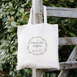 Tote Bag Mariage floral botanique de Blush et Sage<br><div class="desc">Springlike et romantique dans une palette de couleurs chic de bleu et de sauge, nos totes font de grands sacs de bienvenue mariages ou des faveurs. Design présente une couronne de feuilles verts sauge et de roses rose pâle et rousse autour des noms de la mariée et du marié et...</div>