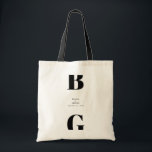 Tote Bag Mariage minimaliste moderne noir et blanc<br><div class="desc">Un design moderne minimaliste noir et blanc monogramme. Un design unique qui utilise des éléments contemporains et la typographie. Un design simple monogrammed noir et blanc élégant. Un sac fourre-tout mariage moderne et design avec des éléments contemporains. Des invitations de mariage et d'autres articles de papeterie sont également disponibles.</div>