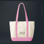 Tote Bag Mariée classique avec nom et poignées jolies roses<br><div class="desc">Parfait pour la mariée moderne et chic,  cette sélection élégante présente une jolie typographie de mariée et le nom de la mariée. Les poignées roses magenta vibrantes font de celui-ci une véritable exception. Une variété d'autres couleurs tendance également disponibles pour les poignées sur ce design classique.</div>
