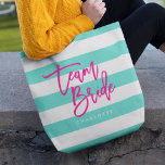 Tote Bag Mariée Preppy Turquoise et White Stripes Pink<br><div class="desc">Sac fourre-tout All-Over-Print avec les mots "Team Bride" en écriture rose tendance contre un arrière - plan motif à rayures turquoise et blanche. Parfait pour les mariages pour les demoiselles d'honneur, la servante d'honneur et la fille aux fleurs. Pour d'autres couleurs et éléments correspondants, voir ici https://www.zazzle.com/collections/119250194970828530?rf=238364477188679314 Personnalisez-le en remplaçant...</div>