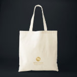 Tote Bag Masculine blanc et or domestique personnalisée<br><div class="desc">Ajoutez une touche personnelle à votre mariage avec un sac fourre-tout de femme de chambre personnalisée. Ce sac fourre-tout présente un monogramme blanc en cercle or avec nom et titre en or style de police professionnelle sur arrière - plan blanc. Aussi parfait pour femme de ménage d'honneur, fille de fleurs...</div>