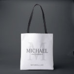 Tote Bag Masculine Groomsmen personnalisé<br><div class="desc">Ajoutez une touche personnelle à votre mariage grâce à un sac fourre-tout de toiletteurs personnalisé. Ce sac contient le nom personnalisé du marionnettiste avec titre et date mariage en gris et monogramme en gris clair comme arrière - plan, dans le style de police serif classique, sur arrière - plan blanc....</div>