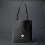 Tote Bag Masculine Noir et Or Femme d'honneur personnalisée<br><div class="desc">Ajoutez une touche personnelle à votre mariage avec un sac fourre-tout de femme de chambre personnalisée. Ce sac fourre-tout présente un monogramme noir en cercle or avec nom et titre en or style de police professionnelle sur arrière - plan noir. Aussi parfait pour femme de ménage d'honneur, fille de fleurs...</div>