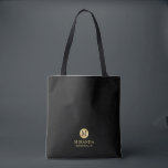 Tote Bag Masculine Noir et Or Femme d'honneur personnalisée<br><div class="desc">Ajoutez une touche personnelle à votre mariage avec un sac fourre-tout de femme de chambre personnalisée. Ce sac fourre-tout présente un monogramme noir en cercle or avec nom et titre en or style de police professionnelle sur arrière - plan noir. Aussi parfait pour femme de ménage d'honneur, fille de fleurs...</div>