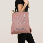 Tote Bag Matron d'honneur Parties scintillant rose Fête des<br><div class="desc">Matron of Honor Rose Gold Blush Pink Faux Parties scintillant et Sparkle Hand Brohed Typographie Fête des mariées sac. Ce sac Matron peut être customisé avec le nom du Matron d'honneur dans une typographie élégante en argent et blanc.</div>