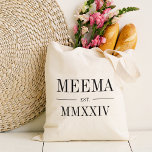 Tote Bag Meema Roman Année Numérique Établie<br><div class="desc">Un sac fourre-tout minimaliste moderne pour célébrer une grand-mère chic,  ce fourre-tout minimaliste propre met en vedette "Meema" ou votre choix de surnom de grand-mère en écriture serif noire. Personnaliser avec l'année où elle est devenue grand-mère sous les chiffres romains élégants pour une touche chic.</div>