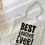 Tote Bag Meilleur enseignant jamais remercier enseignant mo<br><div class="desc">Meilleur enseignant jamais merci enseignant moderne élégant cadeau typographie. Avec lettré à la main fun moderne merci de m'aider à briller script et joli design soleil,  et espace pour le nom des enseignants. La fin de l'année,  Noël ou cadeau de vacances parfait pour votre professeur préféré.</div>