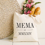 Tote Bag Méma Année Numérique Romaine<br><div class="desc">Un sac fourre-tout minimaliste moderne pour célébrer une grand-mère chic,  ce fourre-tout minimaliste propre comporte "Mema" ou votre choix de surnom de grand-mère en lettres noires serif. Personnaliser avec l'année où elle est devenue grand-mère sous les chiffres romains élégants pour une touche chic.</div>