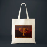 Tote Bag Menorah de Moshe<br><div class="desc">Dans la Torah Moshe Rabbenu est dit : "Vous ferez une Menorah d'or pur, battu, la Menorah sera faite, sa base, sa branche, ses gobelets, ses boutons, et ses fleurs seront martelées de lui, " [Mot 25:31] et plus tard, "Voir, et construire, selon leur forme que vous êtes montré sur...</div>