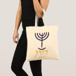 Tote Bag Menorah d'or bleu<br><div class="desc">Individuellement, les lettres représentent : Menorah : Mem, Nun, Resh, Hey Mem - Chaos Puissant Sang Nun - Continue Hir Son Resh - Premier Début Commencement Hey - Reveal Breath Exo 25:31 Et tu feras un chandelier d'or pur : de travail battu, le chandelier sera fait : son arbre, et...</div>