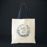 Tote Bag Mère azur sauvage de la mariée<br><div class="desc">Un cadeau sucré et élégant pour la mère de la mariée,  fourre-tout présente une couronne botanique bleu et blanc à l'aquarelle avec "mère de la mariée" inscrite à l'intérieur dans un script écrit à la main. Personnalisez avec votre date de mariage ou le nom du destinataire en dessous.</div>