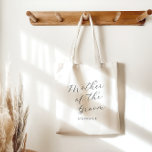 Tote Bag Mère de la chambre minimaliste script personnalisé<br><div class="desc">Célébrez votre rôle spécial avec notre Sac fourre-tout minimaliste Mère de la Salle. Ce sac personnalisé présente un design propre et élégant, parfait pour transporter des articles de première nécessité mariages ou quotidiens avec style. La typographie simple mais chic en fait un souvenir intemporel qui honore votre place dans le...</div>