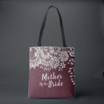Tote Bag Mère de la mariée en dentelle bordeaux personnalis<br><div class="desc">Dentelles florales Vintages sur arrière - plan rouge bordeaux de canneberge,  avec un script "mère de la mariée" personnalisable et un nom personnalisé sur le dos,  des cadeaux élégants et classe pour la mère de la mariée.</div>