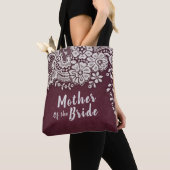 Tote Bag Mère de la mariée en dentelle bordeaux personnalis (De près)