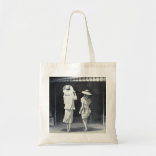 Tote Bag Mère et fille en dehors d'un restaurant