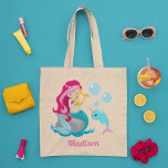 Tote Bag Mermaid Girl Cute Beach Narwhal Monogram Kids<br><div class="desc">Customisez ce beau sac fourre-tout de sirènes aux cheveux roses en ajoutant le nom de votre enfant. Design mignon de sirène avec jolie narval sous-marin et sous les bulles de la mer. Un cadeau pour une sortie à la plage ou à la piscine en été.</div>