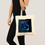 Tote Bag Métallurgique Bleu Chanukkah Menorah<br><div class="desc">Une menorah moderne,  métallique,  bleue de Chanukkah,  avec un lion en silhouette,  contre un arrière - plan sombre et nocturne. Les neuf bougies sont allumées. Ajoutez votre propre texte.</div>