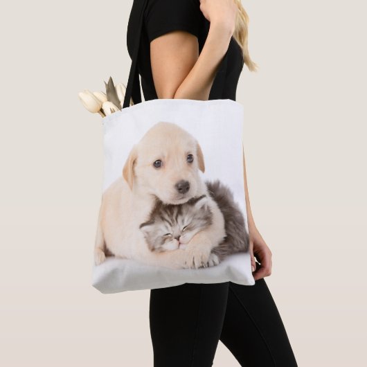 Tote Bag mignon petit chat dort dans les mains du chien (De près)