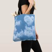 Tote Bag Mignonne Nuage En Forme De Coeur Dans Le Ciel Bleu (De près)