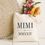 Tote Bag Mimi Année Numérique Romaine Établie<br><div class="desc">Un sac fourre-tout minimaliste moderne pour célébrer une grand-mère chic,  ce fourre-tout minimaliste épuré présente "Mimi" ou votre choix de surnom de grand-mère en lettres noires serif. Personnaliser avec l'année où elle est devenue grand-mère sous les chiffres romains élégants pour une touche chic.</div>