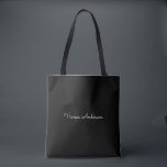 Tote Bag Mini-minimaliste tendance Noir moderne Nom de scri<br><div class="desc">Un design simple et élégant de typographie de nom personnalisé dans une police de script décontracté en noir et blanc monochromatique frappant. L'article parfait pour le minimaliste. Un cadeau ou accessoire sur mesure tendance pour toute occasion. Debra Valencia, une visionnaire artiste motif de surface, créatrice de produits et entrepreneure passionnée...</div>