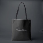 Tote Bag Mini-minimaliste tendance Noir moderne Nom de scri<br><div class="desc">Un design simple et élégant de typographie de nom personnalisé dans une police de script décontracté en noir et blanc monochromatique frappant. L'article parfait pour le minimaliste. Un cadeau ou accessoire sur mesure tendance pour toute occasion. Debra Valencia, une visionnaire artiste motif de surface, créatrice de produits et entrepreneure passionnée...</div>