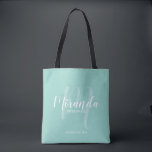 Tote Bag Mint Green Modern Script Personnalisé Bridesmaitre<br><div class="desc">Ajoutez une touche personnelle à votre mariage grâce à un sac fourre-tout cadeau personnalisé d'hôtesses d'accueil. Ce sac fourre-tout présente le nom personnalisé de la demoiselle d'honneur en blanc de style de police de script moderne et monogramme en vert clair de style de police de script moderne comme arrière -...</div>