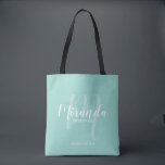Tote Bag Mint Green Modern Script Personnalisé Bridesmaitre<br><div class="desc">Ajoutez une touche personnelle à votre mariage grâce à un sac fourre-tout cadeau personnalisé d'hôtesses d'accueil. Ce sac fourre-tout présente le nom personnalisé de la demoiselle d'honneur en blanc de style de police de script moderne et monogramme en vert clair de style de police de script moderne comme arrière -...</div>