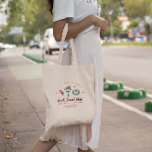 Tote Bag Mistletoe et Margaritas | Bachelorette de Noël<br><div class="desc">Fêtez votre fête de bachelorette de vacances avec style avec ce sac fourre-tout festif "Mistletoe and Margaritas"! Parfait pour transporter tous vos objets de première nécessité, ce sac élégant présente des illustrations ludiques d'une margarita, d'un faux-pied et de décorations de vacances. Conçu avec des couleurs vives et un texte personnalisé,...</div>