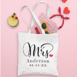 Tote Bag Mme Elegant Script Coeur personnalisé mariage Mono<br><div class="desc">Mme sac fourre-tout personnalisée pour la mariée nouvellement mariée dispose d'élégant script noir moderne et de style classique nom de famille et date de mariage texte monogramme qui peut être personnalisé. Le design comprend un joli détail de coeur rouge. Fait un grand cadeau mariage ! Magasinez notre magasin pour la...</div>