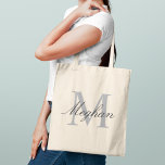 Tote Bag Moderne Élégant Monogramme Initial Nom<br><div class="desc">Un classique intemporel, ce tote présente un grand monogramme initial gris associé à un nom personnalisé dans un script sombre sophistiqué. La palette neutre en fait un cadeau de monogramme infiniment polyvalent — parfait pour les demoiselles d'honneur, les anniversaires, les enseignants ou comme un port quotidien élégant. L'initiale et le...</div>