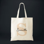 Tote Bag Moderne Elégant Personnalisé Monogramme Beige Init<br><div class="desc">Découvrez ces sacs fourre-tout parfaits pour votre fête de mariée, les invités de bachelorette, les faveurs d'anniversaire ou de mariage invité. Un sac fourre-tout personnalisé moderne et élégant est chic et sophistiqué pour compléter votre mariage ou toute occasion spéciale. Ils peuvent être personnalisés avec votre nom et votre initiale, vous...</div>