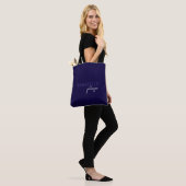 Tote Bag Moderne Simple Marine & Blanc Script Minimal (Sur le modèle)