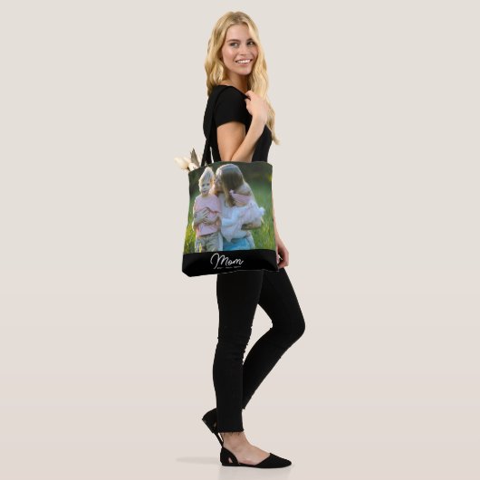 Tote Bag Mom Established Script Black Photo (Sur le modèle)