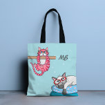 Tote Bag Monogram Funny Whimsical Chats tendance moderne<br><div class="desc">Ce design moderne comprend deux chats fantaisistes avec un monogramme personnalisé #fourre-tout #sacs fourre - touts #sacs #monogram #cadeaux personnalisés</div>