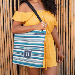 Tote Bag Monogramme à bandes multiples bleu et blanc<br><div class="desc">Notre sac fourre-tout à monogramme rayé est doté d'un motif à rayures horizontales variées dans les bleus d'été cool, avec votre monogramme initial unique en bleu marine coordonné. Si ce n'est pas de la monogrammation, il suffit de supprimer l'échantillon initial et de cliquer sur "effacer" pour supprimer le carré bleu....</div>