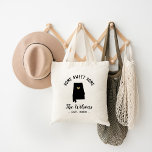 Tote Bag Monogramme à la maison doux à la maison de famille<br><div class="desc">Sac fourre-tout à la maison doux à maison moderne de ferme personnalisé avec votre nom de famille et ville ou tout autre texte fait sur commande. Cliquez sur la personnaliser il pour déplacer le coeur à n'importe quel emplacement sur la carte d'état et pour personnaliser plus loin le texte. Les...</div>