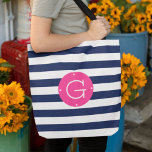 Tote Bag Monogramme à rayures rose et marine<br><div class="desc">Personnalisez ce chic sac fourre-tout rayé bleu marine et blanc avec votre monogramme initial unique sur un badge de cercle rose magenta clair et coloré.</div>