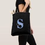 Tote Bag Monogramme bleu minimal moderne personnalisé<br><div class="desc">Ce sac fourre-tout noir moderne, élégant et minimaliste est l'accessoire personnalisé idéal pour les mariées et les demoiselles d'honneur. Caractérisé par un monogramme doux en bleu bleuet avec l'initiale du prénom et le prénom en écriture blanche, il allie sophistication et praticité, parfait pour les essentiels du jour du mariage ou...</div>