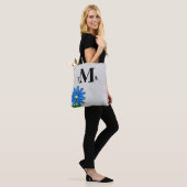 Tote Bag Monogramme Blue Daisy (Sur le modèle)