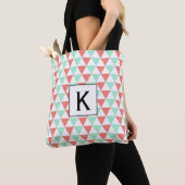 Tote Bag Monogramme Coral rose et vert menthe triangles (De près)