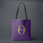 Tote Bag Monogramme customisé Nom du script Purple White Go<br><div class="desc">Ce monogramme élégant et design de nom de script peut être offert en cadeau pour un anniversaire, mariage, douche nuptiale, anniversaire, fête des mères ou toute occasion. Il peut être personnalisé avec l'initiale et le nom de la personne. Vous pouvez modifier la police, la couleur de police, la taille de...</div>