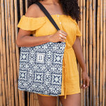 Tote Bag Monogramme de Motif méditerranéen blanc et marine<br><div class="desc">Coastal chic dans les tons bleu marine,  bleu ciel et blanc,  notre fourre-tout monogrammed s'inspire des azulejos traditionnels d'Espagne et du Portugal,  avec un motif de tuiles géométriques complexes à une échelle généreuse.</div>