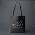 Tote Bag Monogramme de nom de script bleu denim féminin<br><div class="desc">Personnalisez votre joli sac cabas noir tendance avec monogramme ! Le texte ci-dessous peut être personnalisé avec la phrase de votre choix ou même votre nom complet ; vous pouvez également le supprimer si vous préférez. Si vous avez besoin d'aide, veuillez nous le faire savoir à belytaliarecipes@gmail.com, et nous serons...</div>