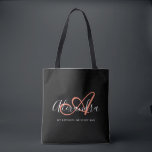 Tote Bag Monogramme de nom de script élégant rose corail fé<br><div class="desc">Personnalisez votre joli sac cabas noir tendance avec monogramme ! Le texte ci-dessous peut être personnalisé avec la phrase de votre choix ou même votre nom complet ; vous pouvez également le supprimer si vous préférez. Si vous avez besoin d'aide, veuillez nous le faire savoir à belytaliarecipes@gmail.com, et nous serons...</div>