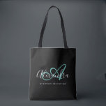 Tote Bag Monogramme de nom de script noir chic sarcelle ver<br><div class="desc">Personnalisez votre joli sac cabas noir tendance avec monogramme ! Le texte ci-dessous peut être personnalisé à votre phrase préférée ou même à votre nom complet ; vous pouvez également le supprimer si vous préférez. Si vous avez besoin d'aide, veuillez nous le faire savoir à belytaliarecipes@gmail.com, et nous serons ravis...</div>